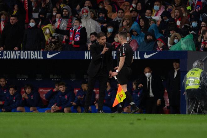 Diego Pablo Simeone protesta al árbitro durante el Atleti-Cádiz en el Wanda Metropolitano (Foto: