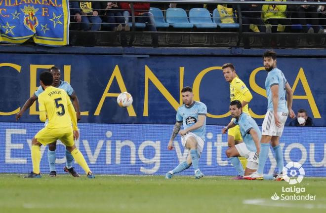 Javi Galán golpea el balón durante el Villarreal-Celta (Foto: LaLiga).