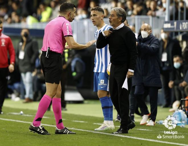 Natxo protesta una acción al árbitro del Málaga-Ponferradina (Foto: LaLiga).