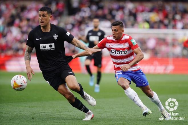 Uzuni pelea por un balón con Roco (Foto: LaLiga).