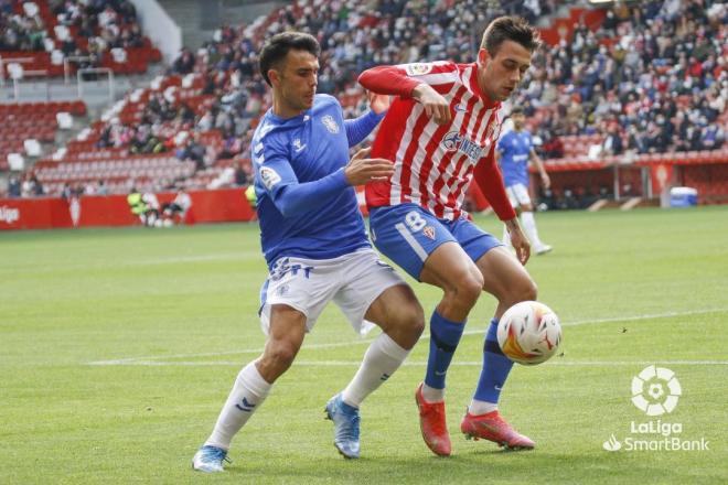 Pedro Díaz protege el balón durante el Real Sporting-Tenerife en El Molinón (Foto: LaLiga).
