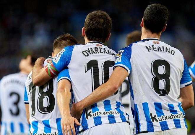 Gorosabel, Oyarzabal y Merino se abrazan durante el Real Sociedad-Alavés tras el gol de Zubimendi (Foto: LaLiga).