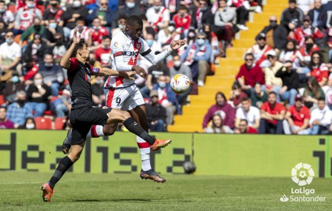 Navas pelea una pelota en el Rayo-Sevilla. (Foto: LaLiga).