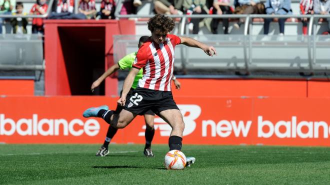 Juan Artola marcaba de penalti ante el DUX en Lezama (Foto: Athletic Club).