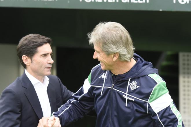 Saludo entre Marcelino y Pellegrini en el Villamarín. (Foto: Kiko Hurtado)