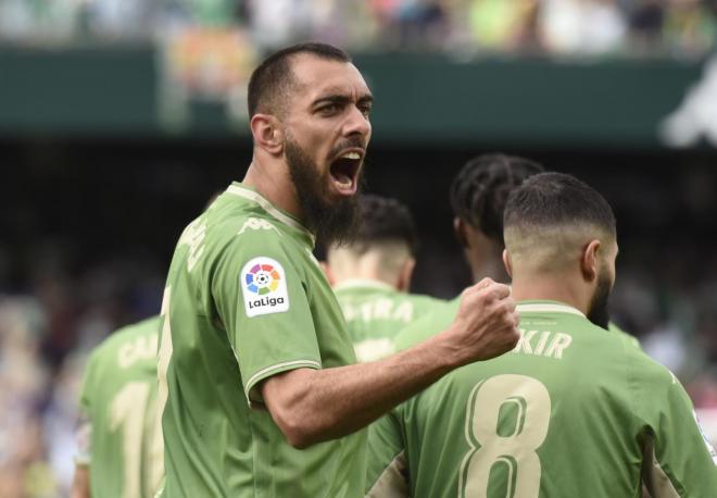 Borja Iglesias celebra su gol al Athletic (Foto: Kiko Hurtado).