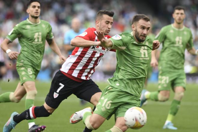 Pezzella disputa por un balón con Belenguer (Foto: Kiko Hurtado)