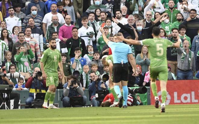 Mateu Lahoz muestra la roja a Nabil Fekir (foto: Kiko Hurtado).