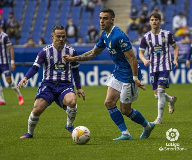 Carlos Isaac, ante la presión de Roque Mesa en el Real Oviedo-Valladolid (Foto: LaLiga).
