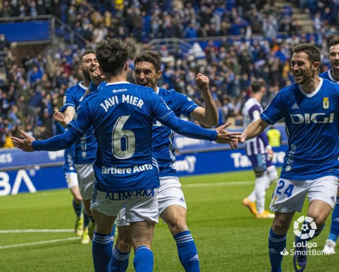 Javi Mier celebra su gol en el Real Oviedo-Valladolid (Foto: LaLiga).