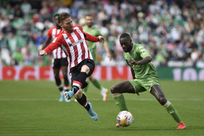 Iker Muniain batalla ante el Betis en el Villamarín (Foto: Kiko Hurtado).