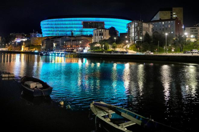 Espectacular plano nocturno de un San Mamés azul y de la Ría de Bilbao (Foto: Athletic Club).