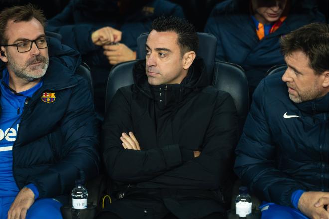 Xavi, en el banquillo del Camp Nou durante el Barcelona-Osasuna (Foto: Cordon Press)