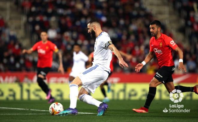 Benzema trata de controlar un balón en el Mallorca-Real Madrid.