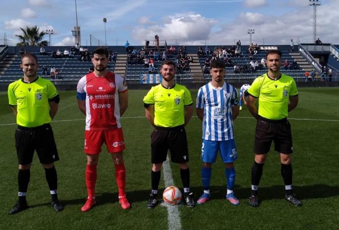 El capitán del Torreperogil y del Atlético Malagueño, con los árbitros antes del encuentro (Fot