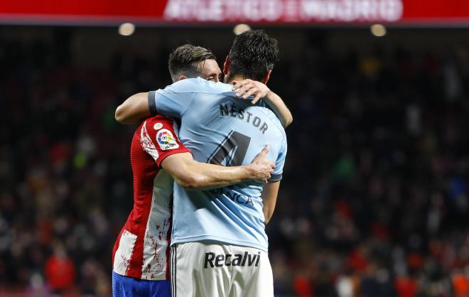 Héctor Herrera se abraza con Néstor Araujo en el Atlético de Madrid-Celta (Foto: Cordon Press).