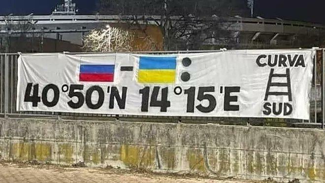 Los ultras del Hellas Verona muestran una pancarta pidiendo a Rusia bombardear (Twitter)