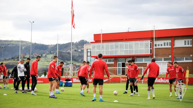 Martí observa a sus jugadores durante un entrenamiento (Foto: Real Sporting).