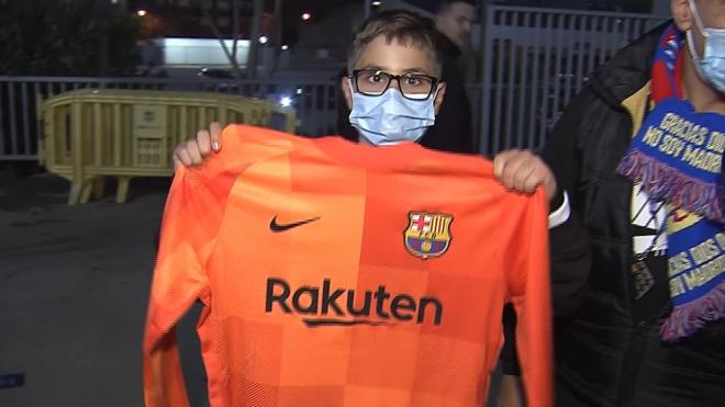 Marc, con la camiseta que Ter Stegen le regaló tras el Barcelona-Osasuna.