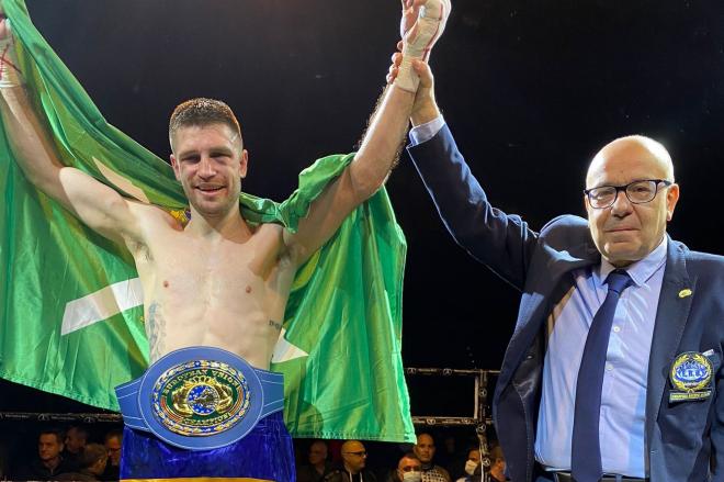 Jon Míguez se proclamó campeón de la UE del peso Wélter en la velada de Oviedo.