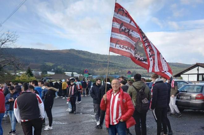 El peñista Rikardo Alonso apoyando in situ con una bandera del Athletic Club en una reciente salida del equipo desde Lezama.