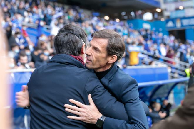 Ziganda saluda a Pacheta en los prolegómenos del Oviedo - Valladolid. (Foto: Real Oviedo)