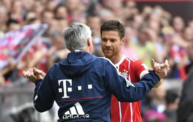 Ancelotti y Xabi Alonso celebran juntos un gol del Bayern de Múnich (Foto: Cordon Press).