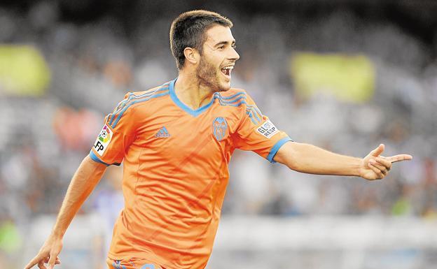 Carles Gil celebra un gol con el Valencia ante la Real Sociedad (Foto: AFP).