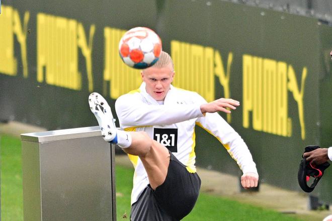 Erling Haaland, en el calentamiento de un partido con el Borussia Dortmund (Foto: Cordon Press).