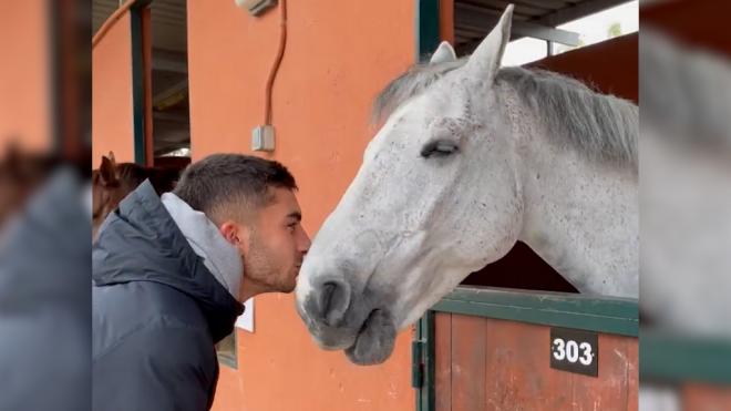 Ferran Torres le da un beso al caballo de Sira Martínez (Foto: Instagram).