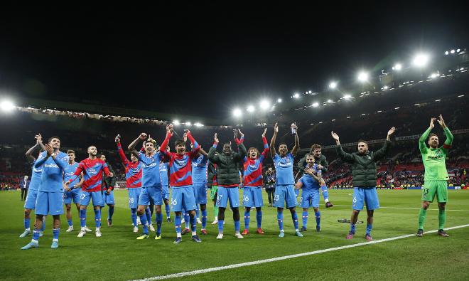 Los jugadores del Atlético de Madrid festejan el triunfo en Old Tafford (Foto: ATM).
