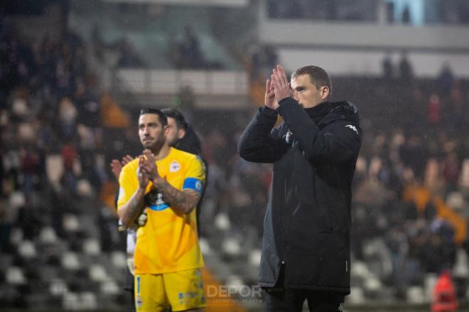 Los capitanes del Deportivo aplauden a la afición en el Nuevo Vivero (Foto: RCD).