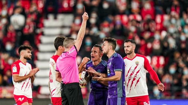 Óscar Plano, expulsado en el duelo en Almería (Foto: Real Valladolid).