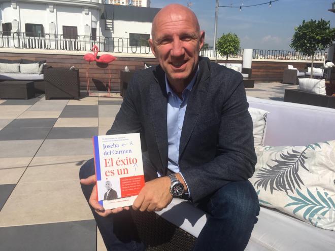 Joseba del Carmen, nuevo coach del Sporting, posa con su libro (Foto: @josebadelcarmen).