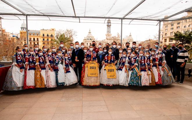 El Levante con Quico Catalán, presencia la mascletà desde el balcón del Ayuntamiento. (Foto: Levante UD)