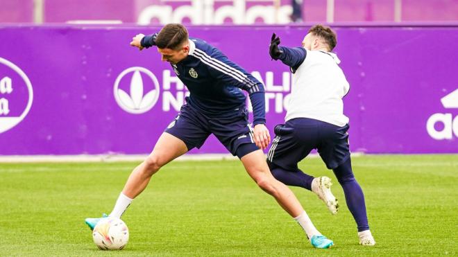 Javi Sánchez e Iván Sánchez pugnan en el entrenamiento (Foto: Real Valladolid).