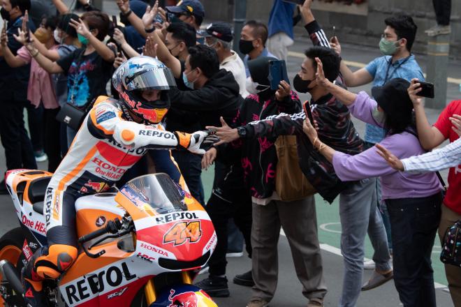 Pol Espargaró saluda a unos aficionados indonesios (Foto: MotoGP).