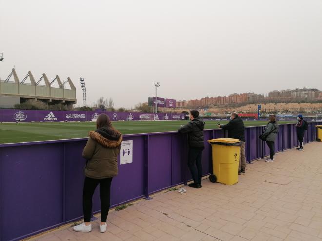 Aficionados presencian el entrenamiento del Real Valladolid.