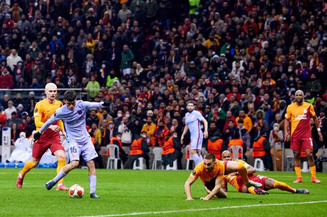 Pedri marca un golazo en el Galatasaray-Barcelona (Foto: EFE).