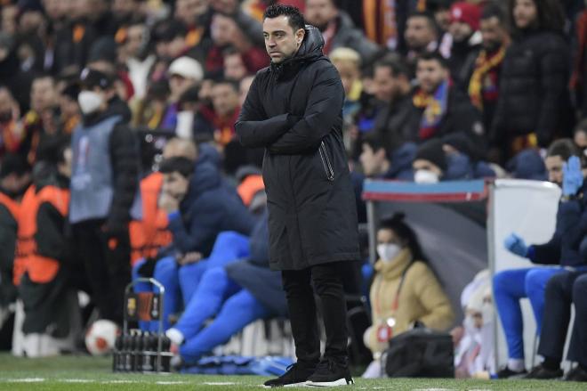 Xavi Hernández, en la banda durante el Galatasaray-Barcelona (Foto: EFE).