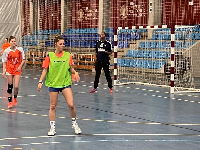 Paola de los Santos ficha por el Handbol Mislata