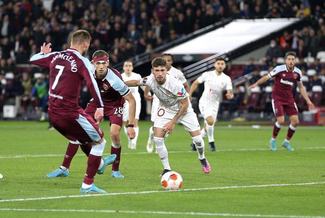 Carmona presencia de cerca el gol de Yarmolenko (Foto: Cordon Press).