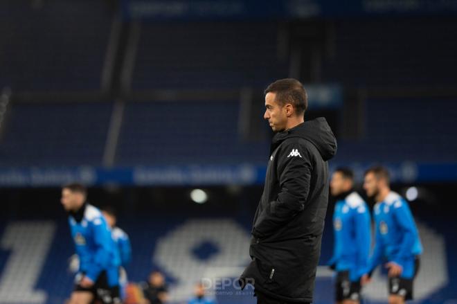 Borja Jiménez junto a sus jugadores en el estadio de Riazor (Foto: RCD).