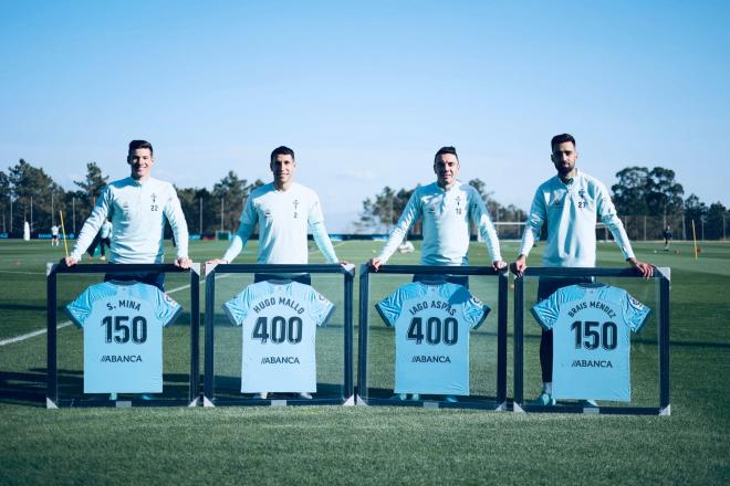 Mina, Mallo, Aspas y Brais, de izquierda a derecha, posan con las camisetas conmemorativas de sus partidos con el Celta. (Foto: Celta de Vigo)