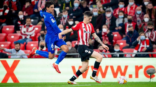 El navarro Oihan Sancet maniobra en San Mamés ante el Getafe CF (Foto: Athletic Club).