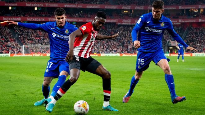 Iñaki Williams, rodeado ante el Getafe de Quique en San Mamés (Foto: Athletic Club).