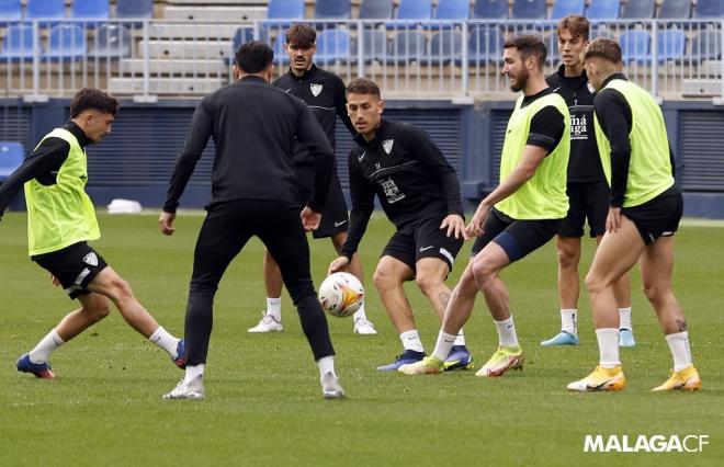 Cufré, en el centro, junto a otros jugadores del Málaga en un entrenamiento en La Rosaleda en 2021.