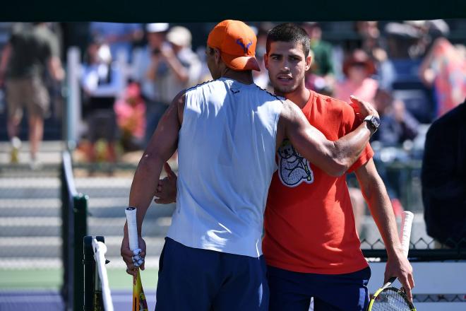Rafa Nadal y Carlos Alcaraz se saludan tras un entrenamiento juntos (Foto: Cordon Press).