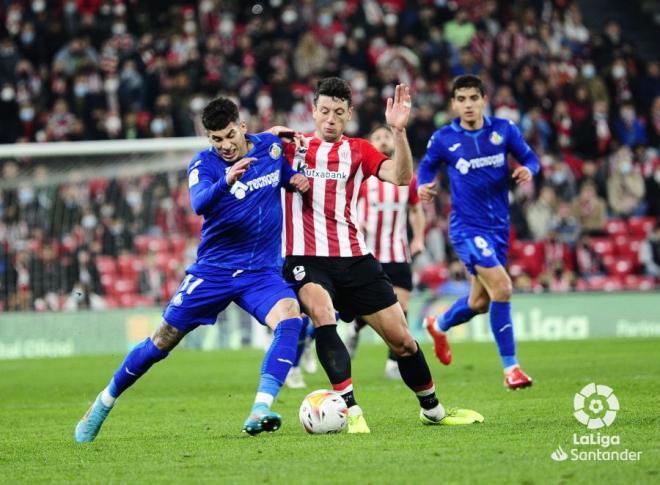 Mikel Vesga la pelea ante el Getafe en San Mamés (Foto: LaLiga).