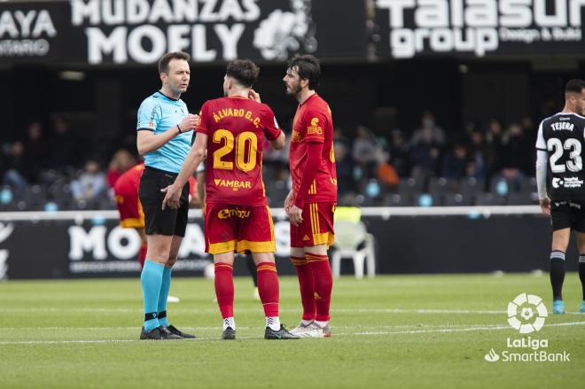 El Real Zaragoza protesta el segundo gol del Cartagena (Foto: LaLiga).